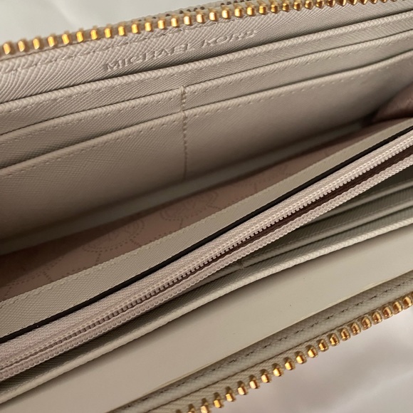 Michael Kors Grayson satchel with matching wallet - Picture 6 of 10